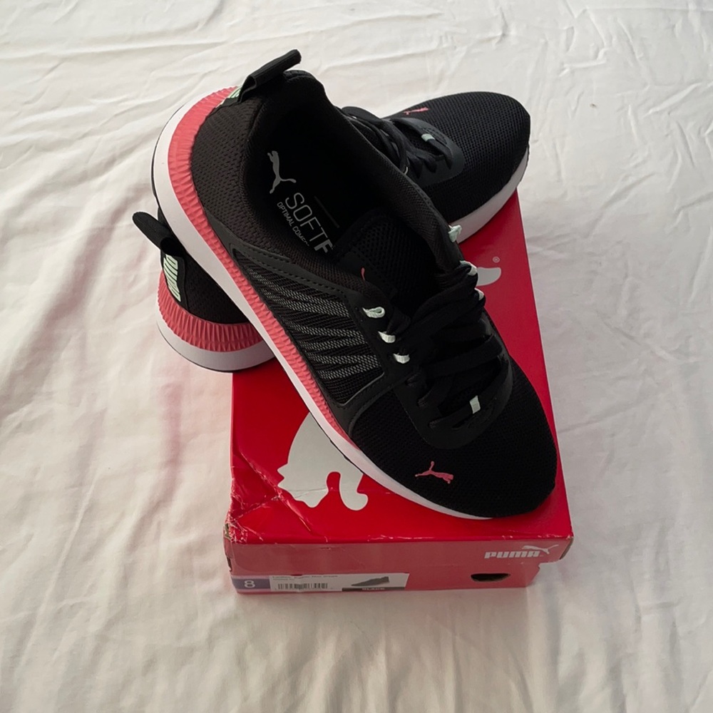 NWT women’s puma sneakers size 8